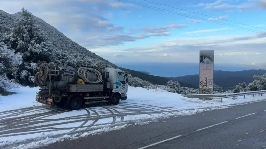 Camion hydrocureur Sud Assainissement sur une route enneigée de Corse