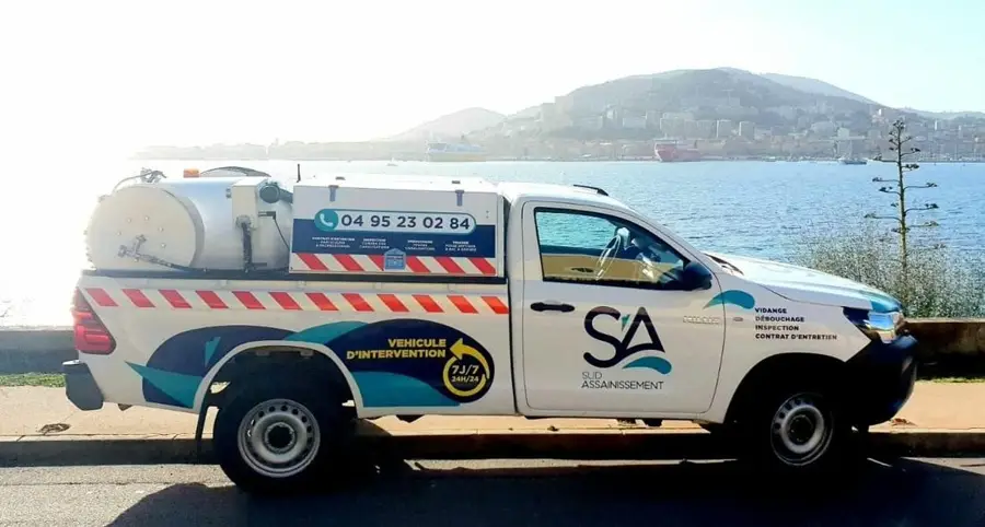 4x4 d'intervention Sud Assainissement devant le golfe d'Ajaccio
