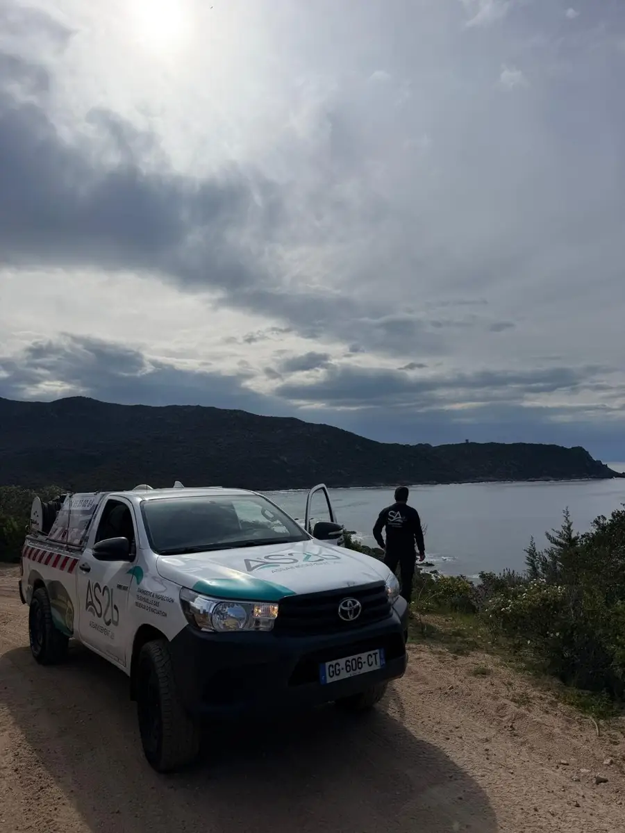 Technicien Sud Assainissement en inspection sur le littoral corse