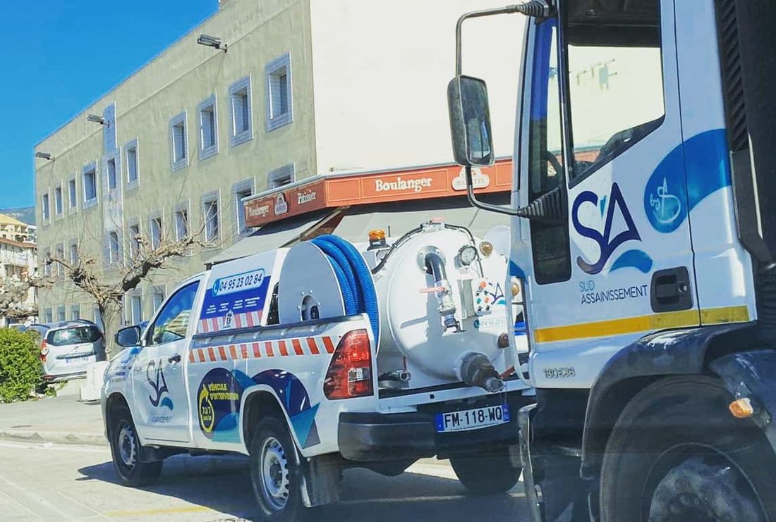 Camion hydrocureur Sud Assainissement en intervention de débouchage