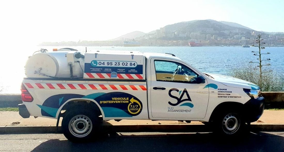 Camion hydrocureur Sud Assainissement en intervention de débouchage en Corse